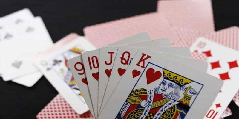 Dealer sẽ chia cho mỗi người tham gia 10 lá bài nằm úp bí ẩn